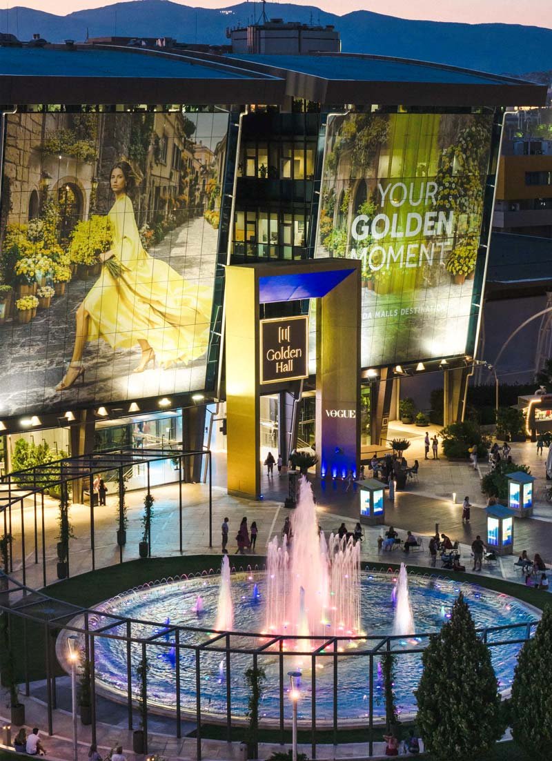 Το σιντριβάνι στο Golden Hall, Μαρούσι, με χρωματιστό φωτισμό το σούρουπο