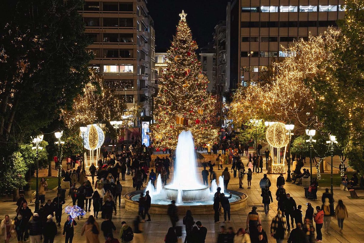 Το σιντριβάνι της πλατείας Συντάγματος τη νύχτα, με το χριστουγεννιάτικο δέντρο