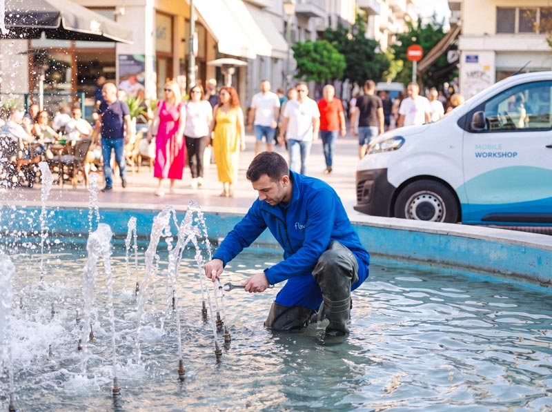 Τεχνικός της Flow ρυθμίζει και ευθυγραμμίζει τα ακροφύσια σιντριβανιού με κλειδί
