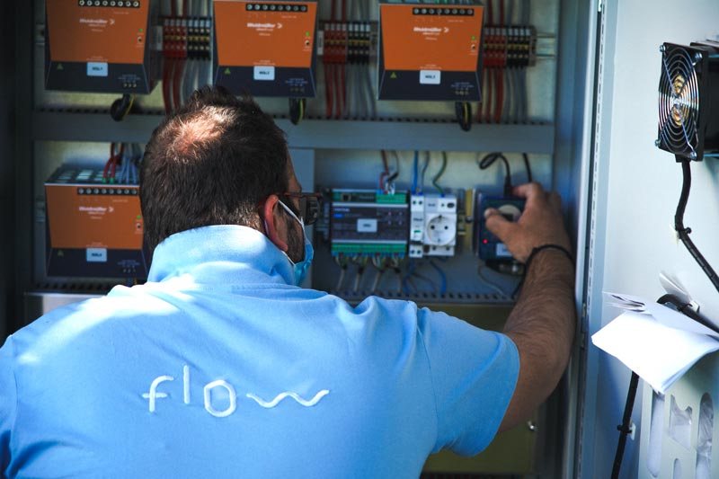 Τεχνικός της Flow ελέγχει τον ηλεκτρικό πίνακα και τους αυτοματισμούς σιντριβανιού